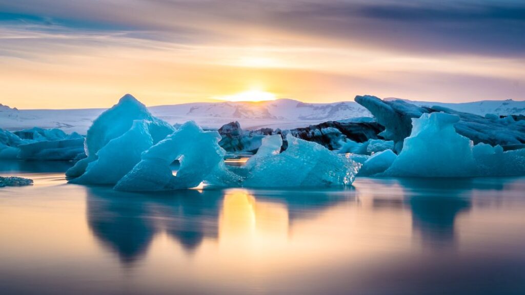 Glacier Lagoon day light - all things iceland
