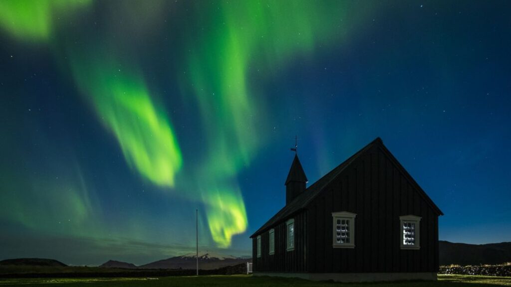budir_church_iceland_northern_lights