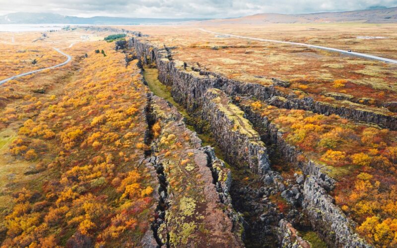 Thingvellir and tectonic plates - Iceland splitting in half