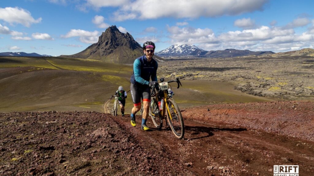 Búi Aðalsteinsson cycling in the Icelandic highlands