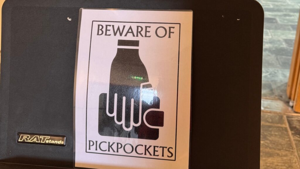 Sign of beware of pickpockets in iceland